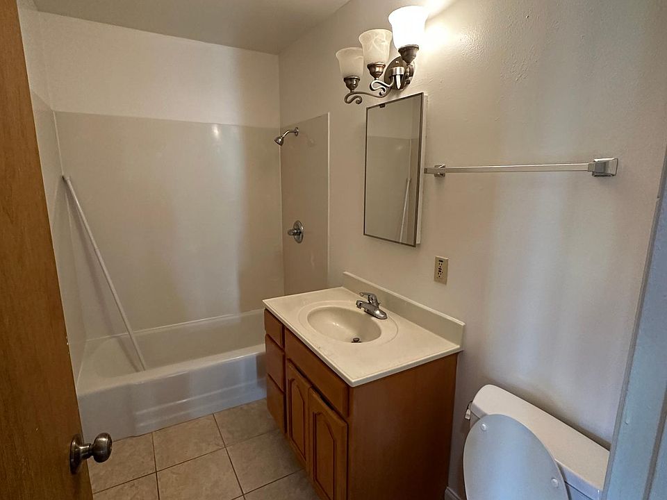 1st image of 1528 Oxford St APT 2