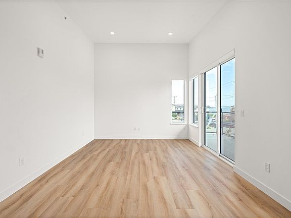 3rd image of 7181 Lantzville Rd #302