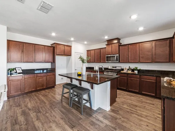 1097 Dry Gulch Trail Dr, Plumas Lake, CA 95961