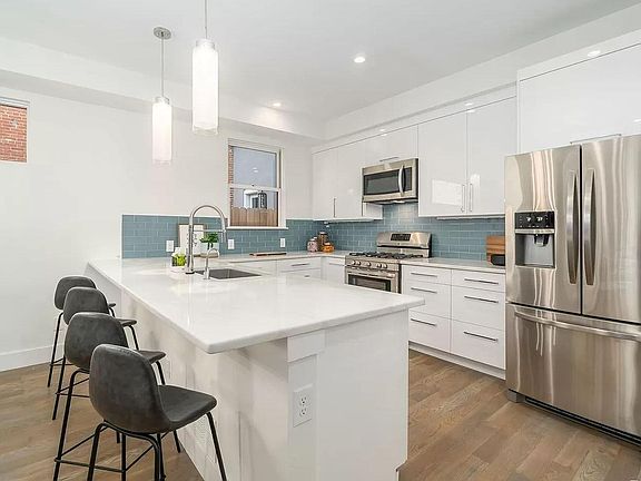 5th image of 2440 Glenarm Pl