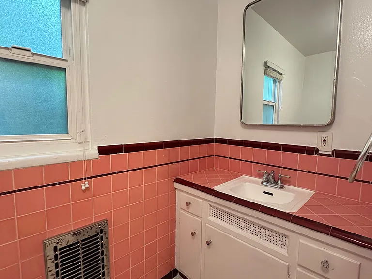 2269 N Beachwood Dr #202 — Photo 39