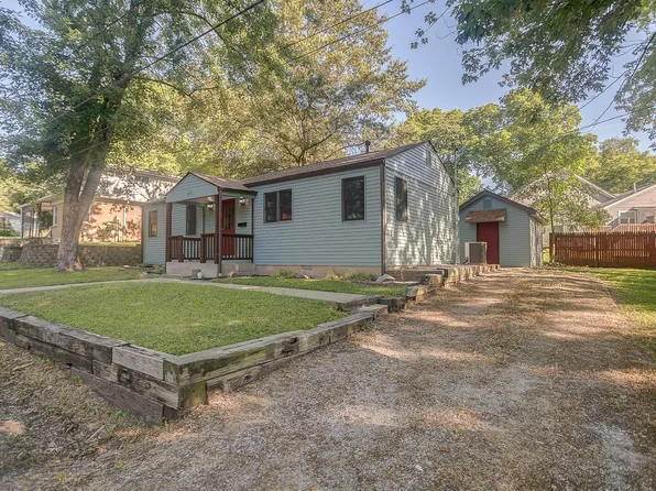 619 W Schuetz St, Lebanon, IL 62254