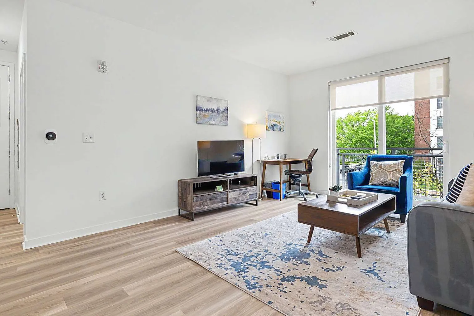 1 bed, 1.0 bath, 850 sqft, $7,621 — Photo 2