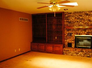 5740 SW Woodbridge Dr, Topeka, KS 66606