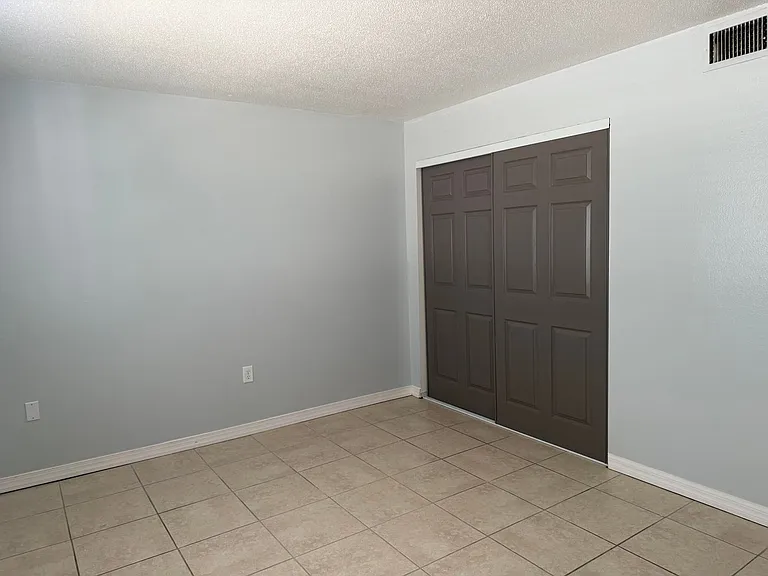 Manatee Bay Apartments — Photo 35
