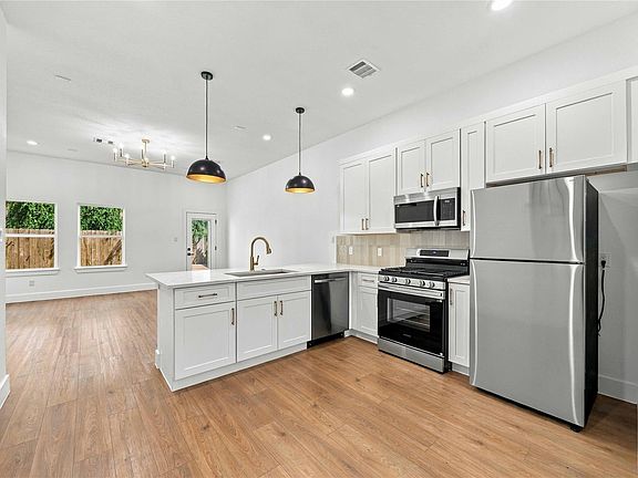 4th image of 2611 Holman St #B