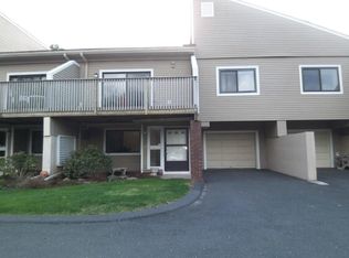 574 Mountain Rd APT D, West Hartford, CT 06117