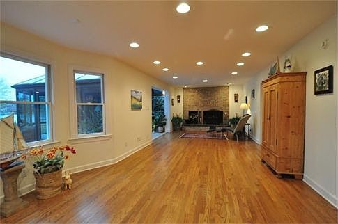 Eat-in area flows to Family Room