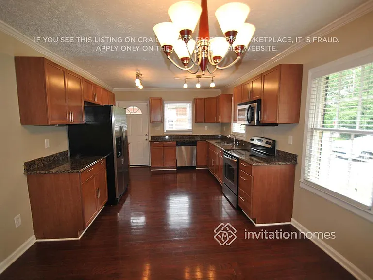692 Quillian Ave — Photo 3