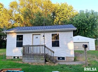 35 N Cedar St, Farmington, IL 61531