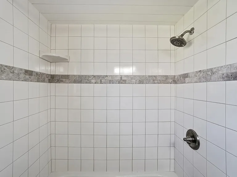 5159 Grosse Point Pkwy — Photo 25