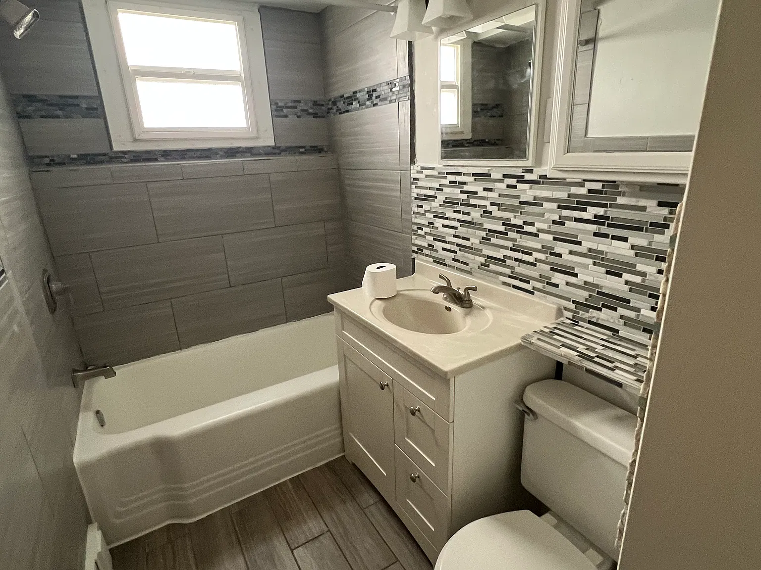3 bed, 900 sqft, $1,100 — Photo 2