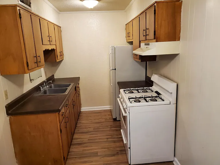 460 S Maple St — Photo 2