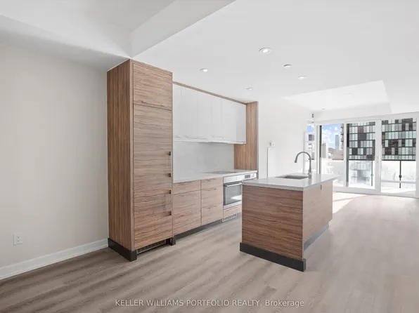488 University Ave, Toronto, ON