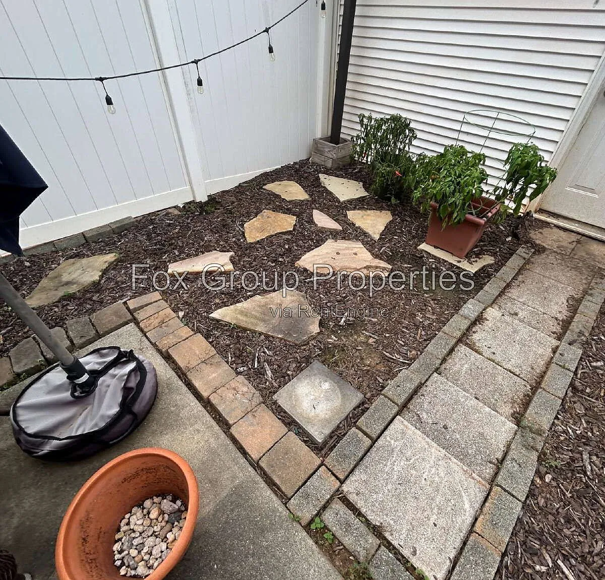 2 bed, 2.5 bath, 1060 sqft, $1,750 — Photo 2