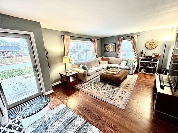 3rd image of 5748 Primrose Ave