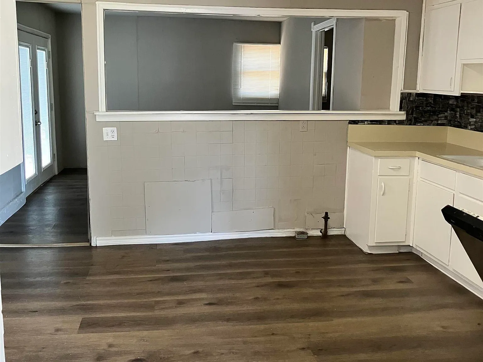 3 bed, 1.0 bath, 1056 sqft, $1,100 — Photo 3