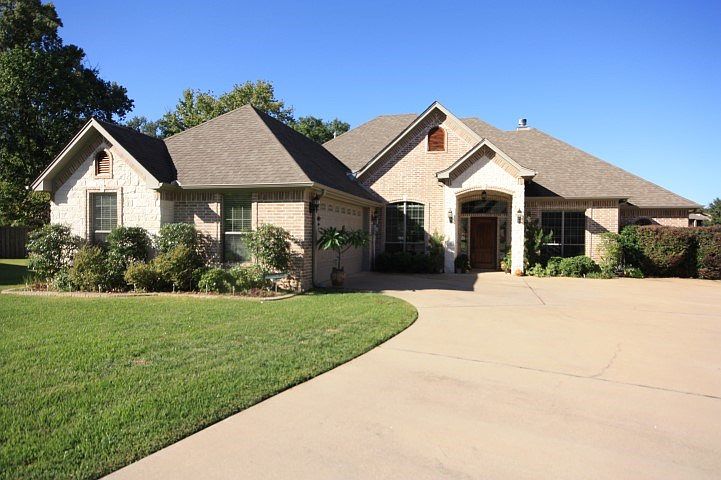 1st image of 822 Carriage Dr