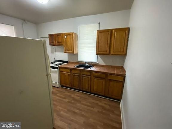 2nd image of 2453 Reel St