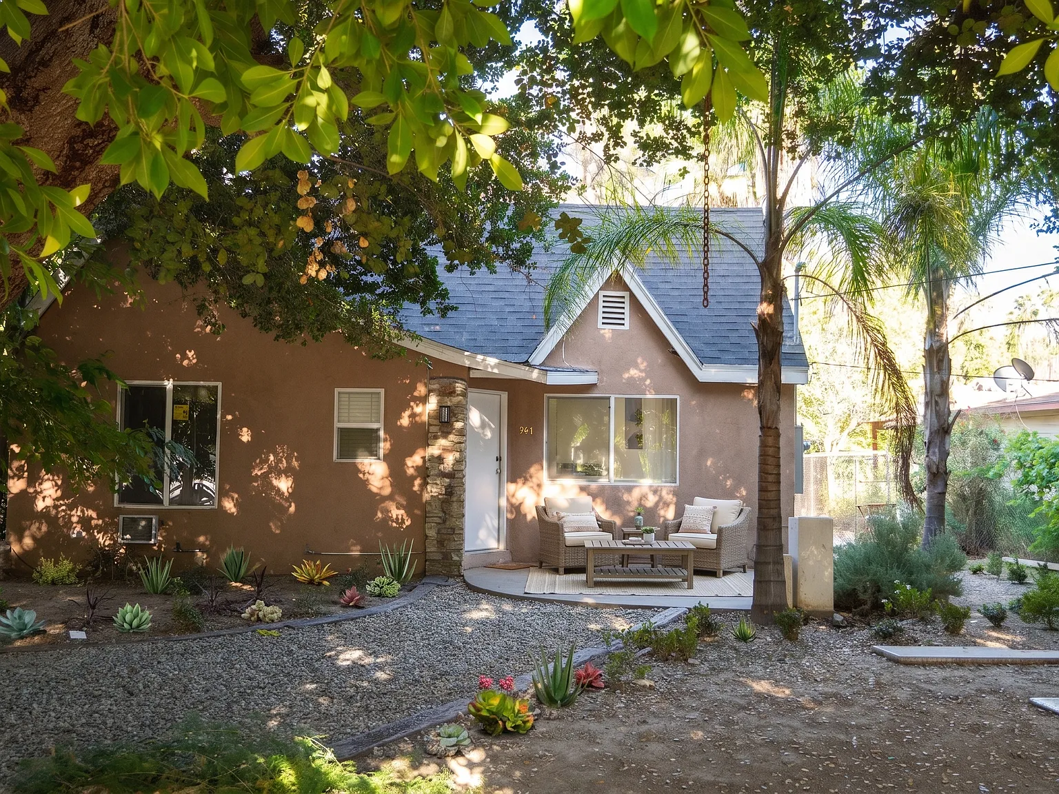 4 bed, 2400 sqft, $4,950 — Photo 2