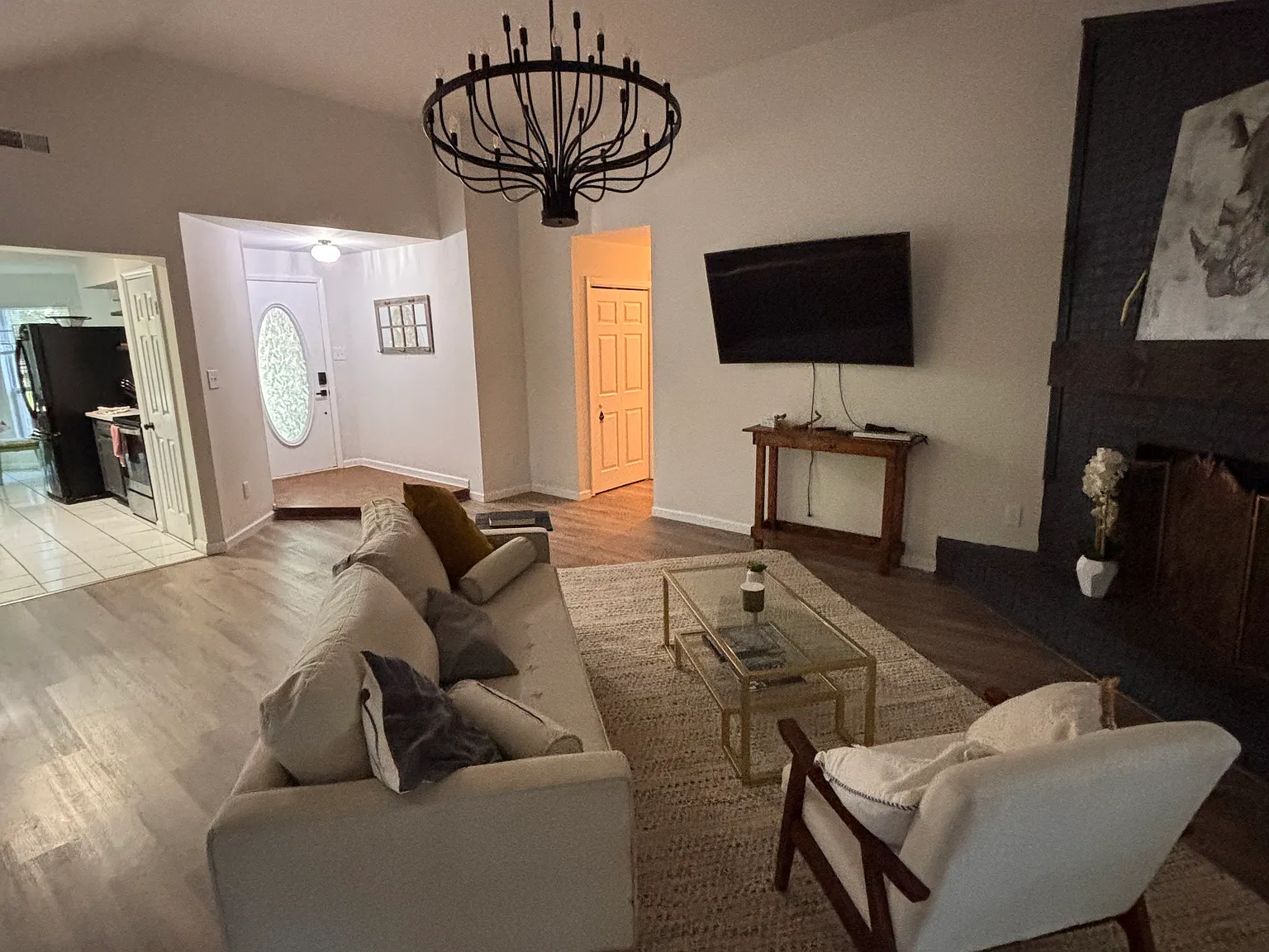 2 bed, 1050 sqft, $2,100 — Photo 4