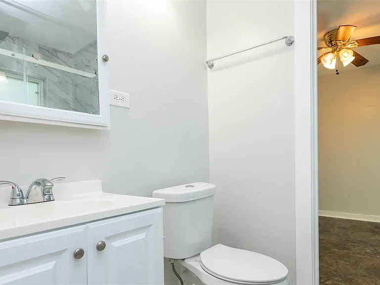 1013 E 10th St — Photo 11