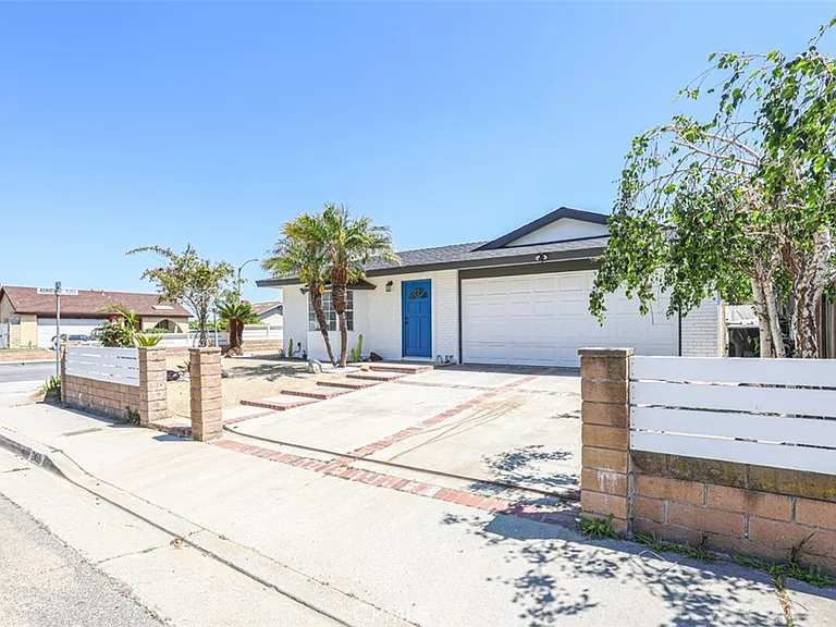 2452 E Brenda St — Photo 4