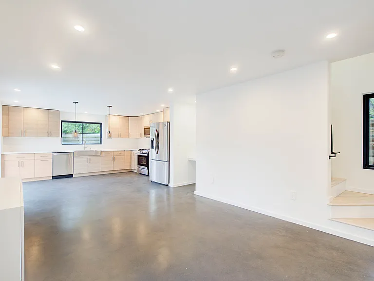 4608 NE 47th St — Photo 8