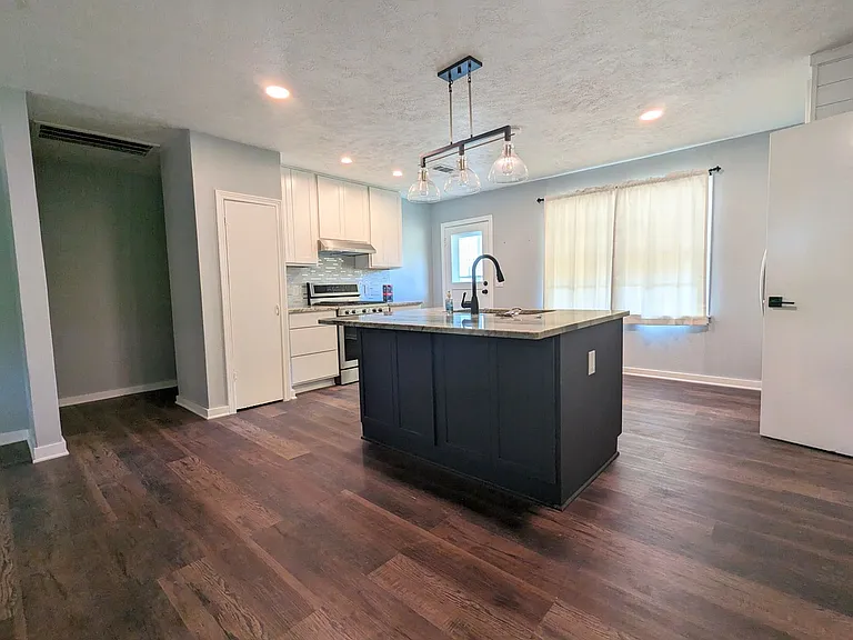 3219 Ash St — Photo 2