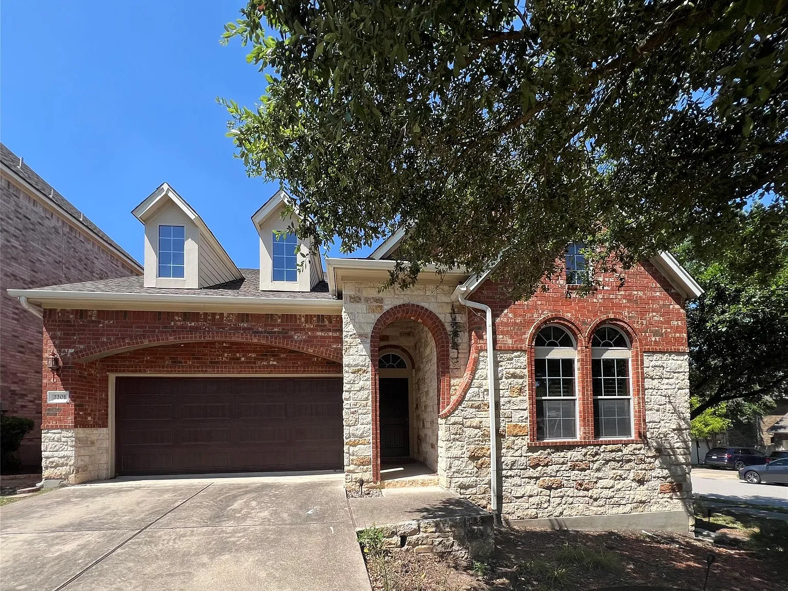3 bed, 2.5 bath, 2259 sqft, $2,600 — Photo 2