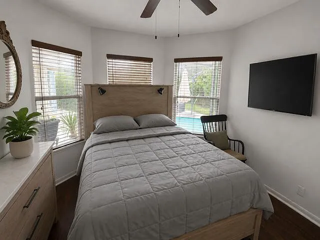 1 bed, 1.0 bath, 2051 sqft, $1,200 — Photo 2