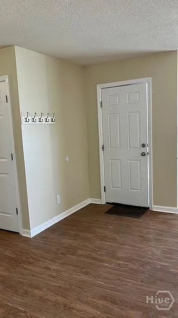 3 bed, 2.0 bath, 1100 sqft, $1,800 — Photo 3