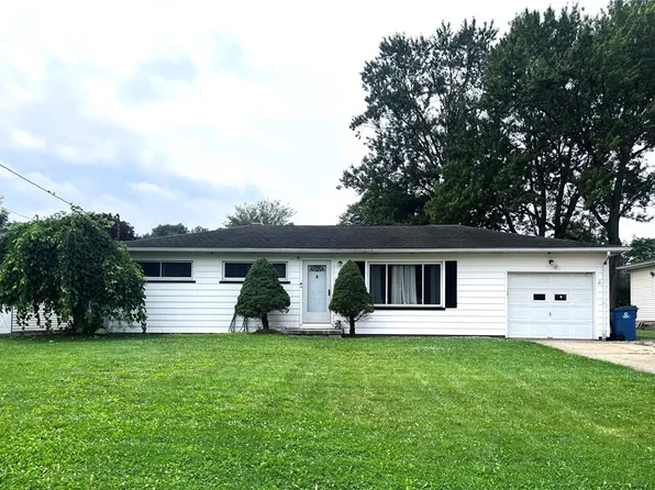 962 Adrian Cir, Girard, OH 44420