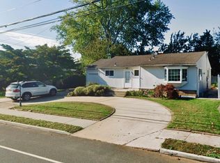 262 Manetto Hill Rd, Plainview, NY 11803