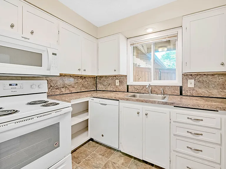Ferry St - 4 Plex — Photo 4