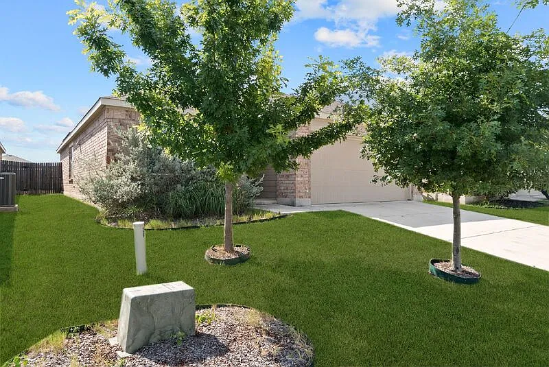 3 bed, 2.0 bath, 1641 sqft, $1,695 — Photo 2