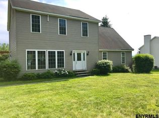 9 Grandview Dr, Rensselaer, NY 12144