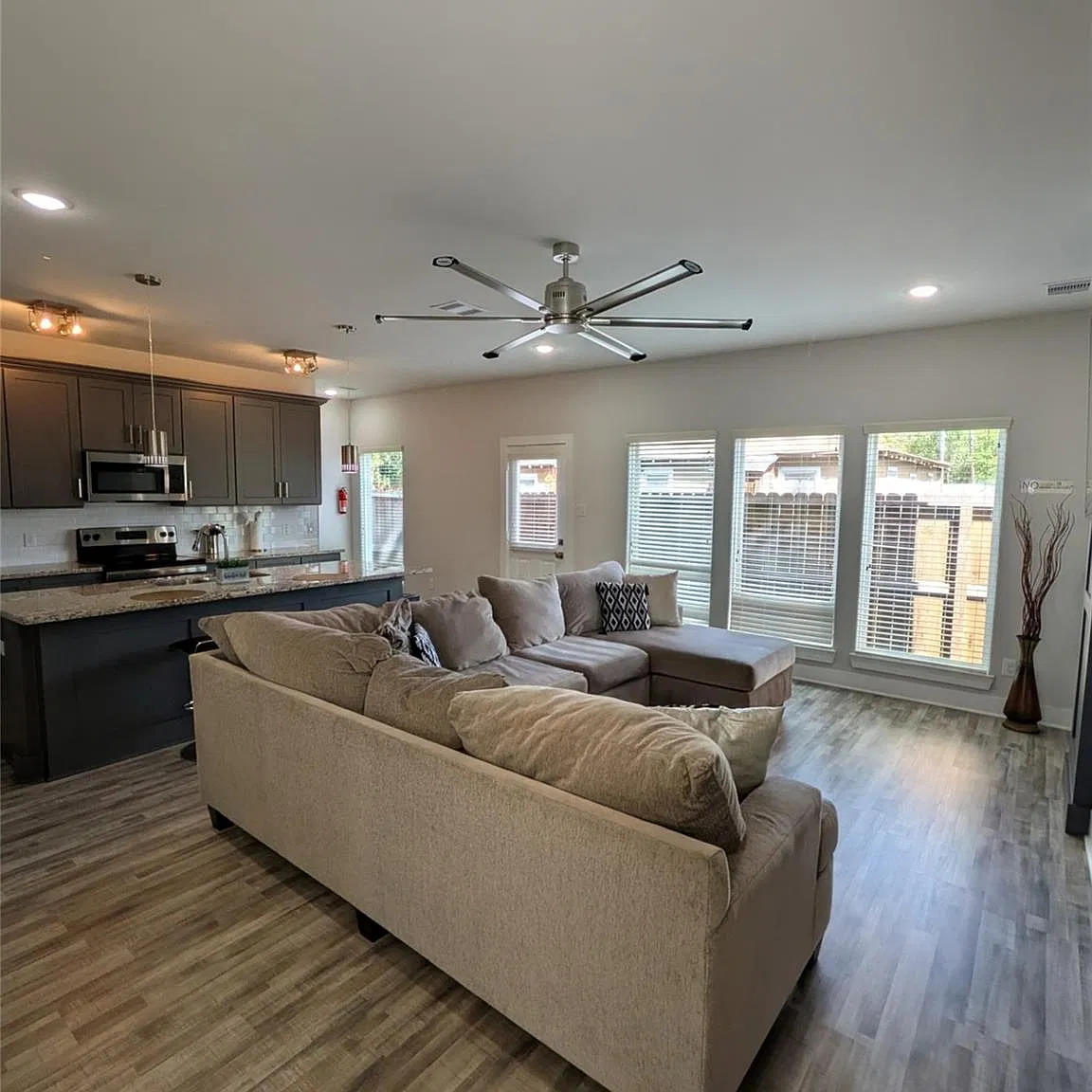 3 bed, 2.5 bath, 1832 sqft, $2,500 — Photo 3
