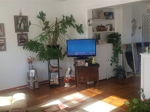 5th image of 216 W Lincoln St