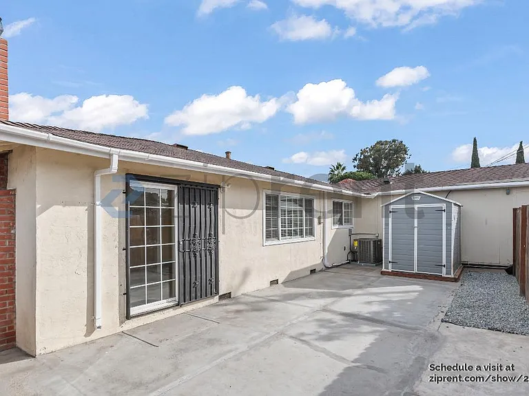 1935 Kinross Way #C — Photo 16