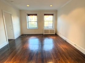 22 W 77th St