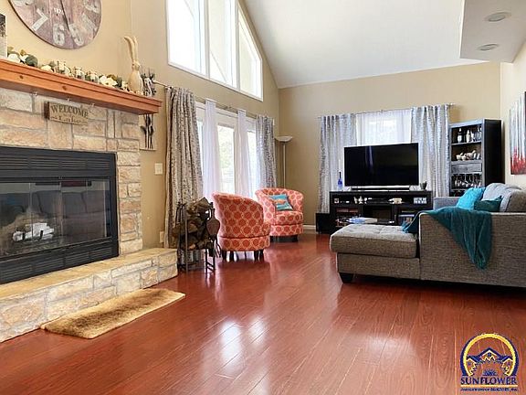 4th image of 396 Lakeshore Dr