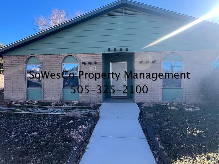 3008 N Sunset Ave — Photo 2