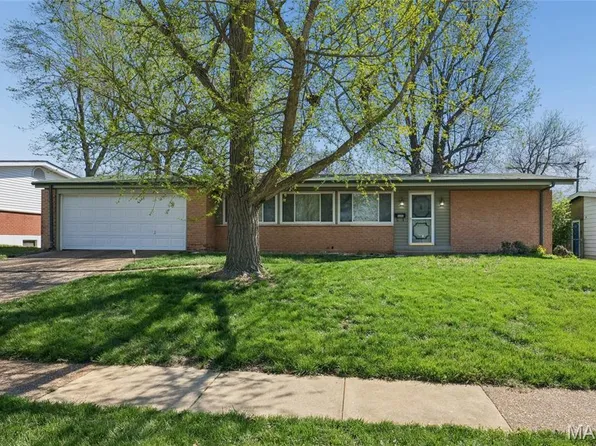 1680 Horseshoe Dr, Florissant, MO 63033