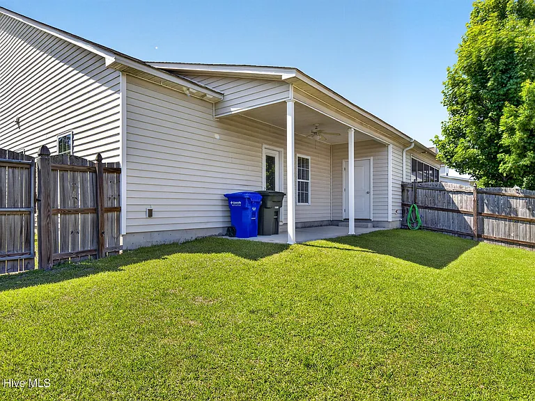 1661 Cambria Dr #B — Photo 32