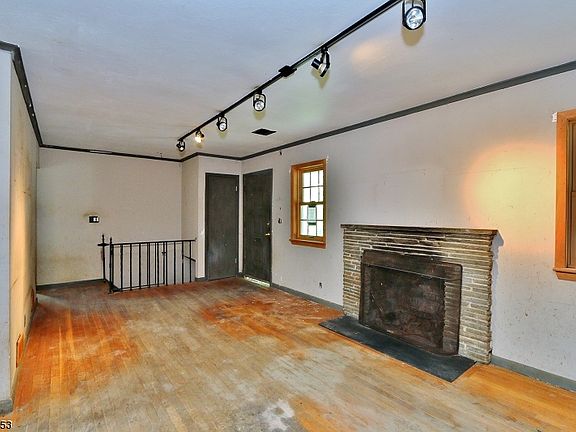 4th image of 1462 Pleasant Valley Way