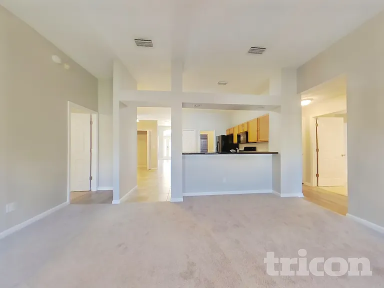391 Summit Dr — Photo 2