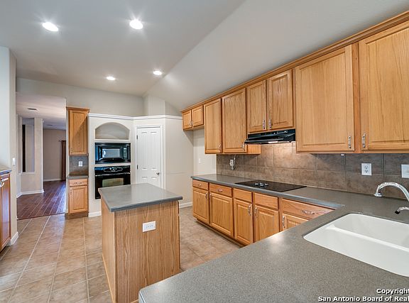 3rd image of 9145 King Davis