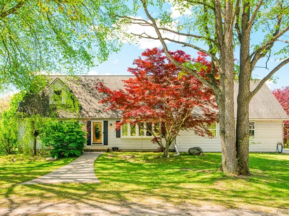 6879 Crofoot Rd, Howell, MI 48843