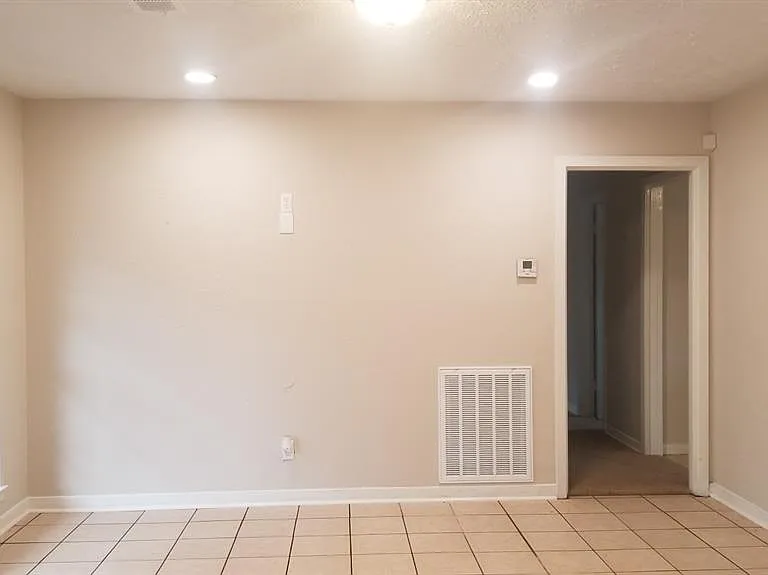 14911 Grand Prairie Dr — Photo 2